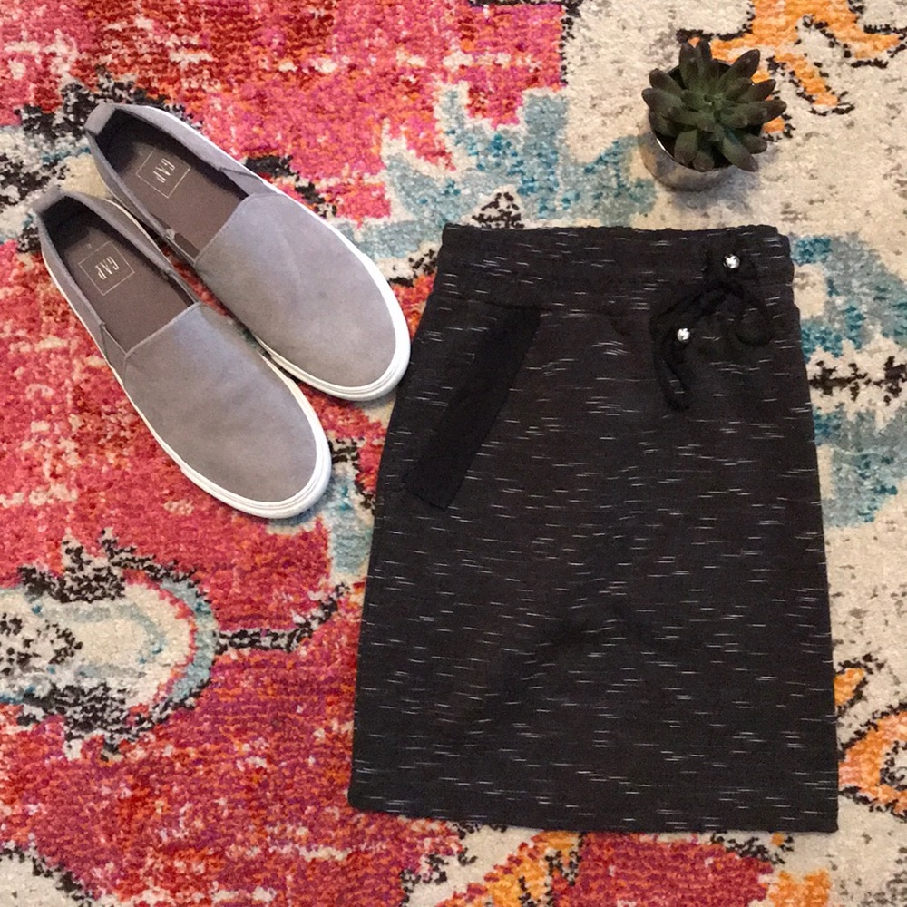 Black casual skirt with pockets